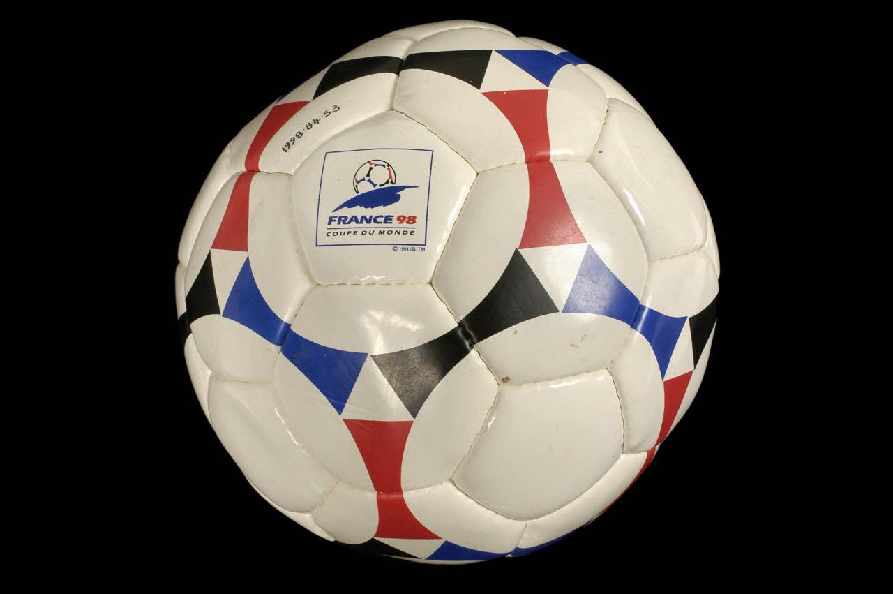 ballon de football 1998 1998.84.53 Photo Mucem / Anne Maigret