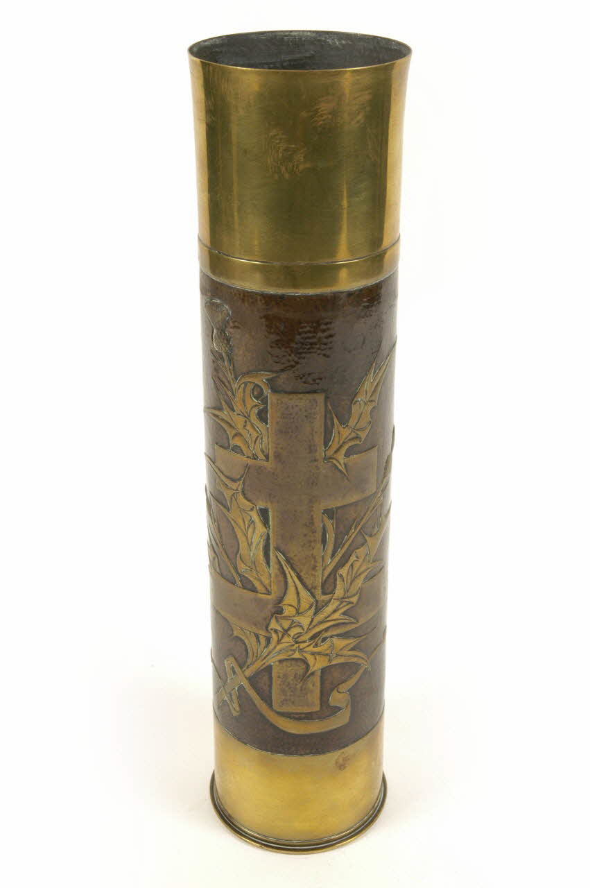 Eugène Laurent vase vase réalisé dans un ancien obus de la guerre de 1914-1918 France 1914-1918 2001.67.11.1 Photo