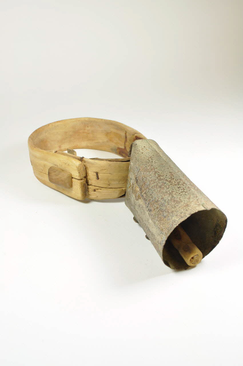 Pierre Cazals COLLIER ET CLOCHE asquelle Villeneuve-la-Raho(Pyrénées-Orientales) 1950 1961.124.43.1-3 Photo Mucem