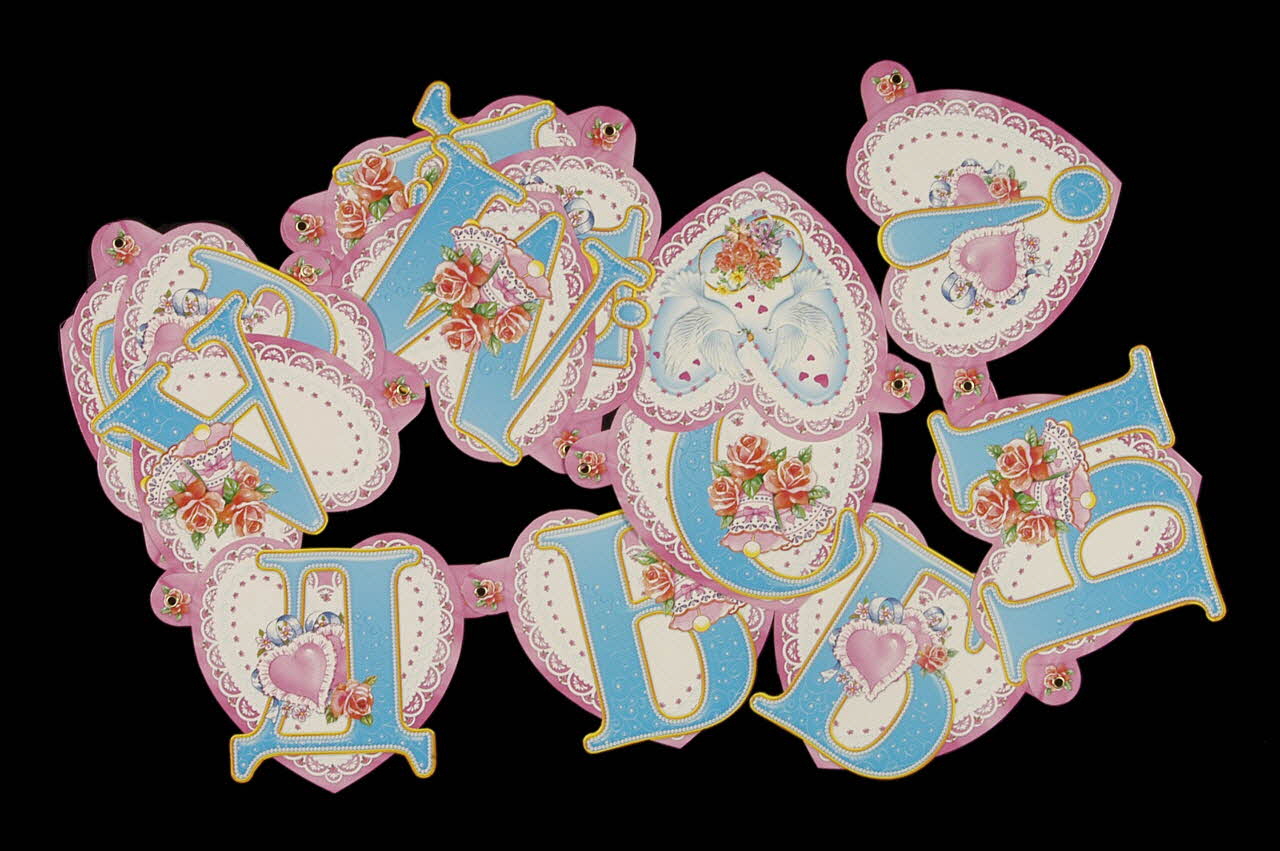 GUIRLANDE guirlande en carton destinée à fêter les mariés 2005.111.3 Photo