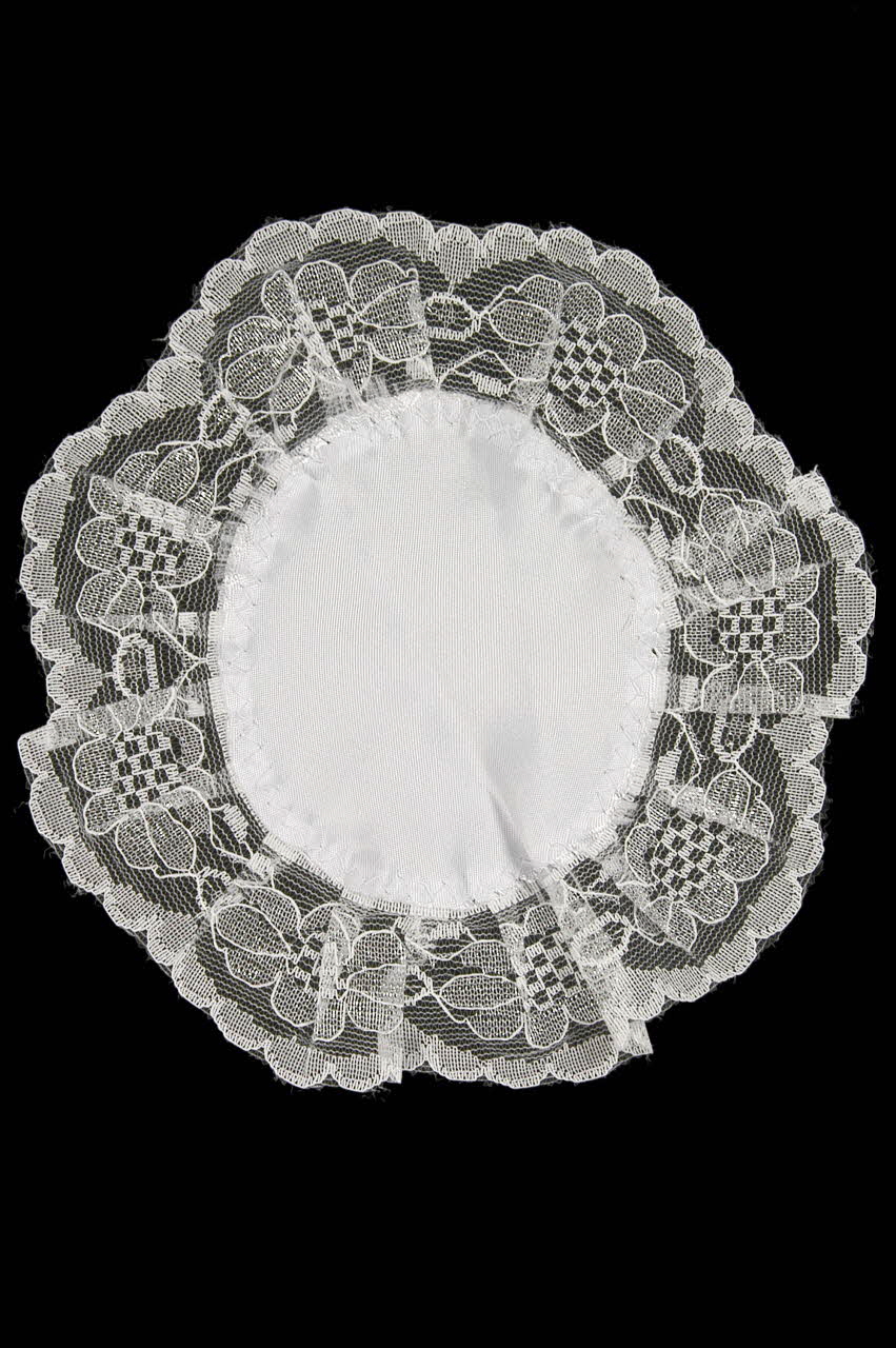 napperon Pièce textile utilisée lors des jeux organisés pendant la réception de mariage civil ou religieux (rite de retardement ou d'accomplissement) 2005.111.5.4 Photo