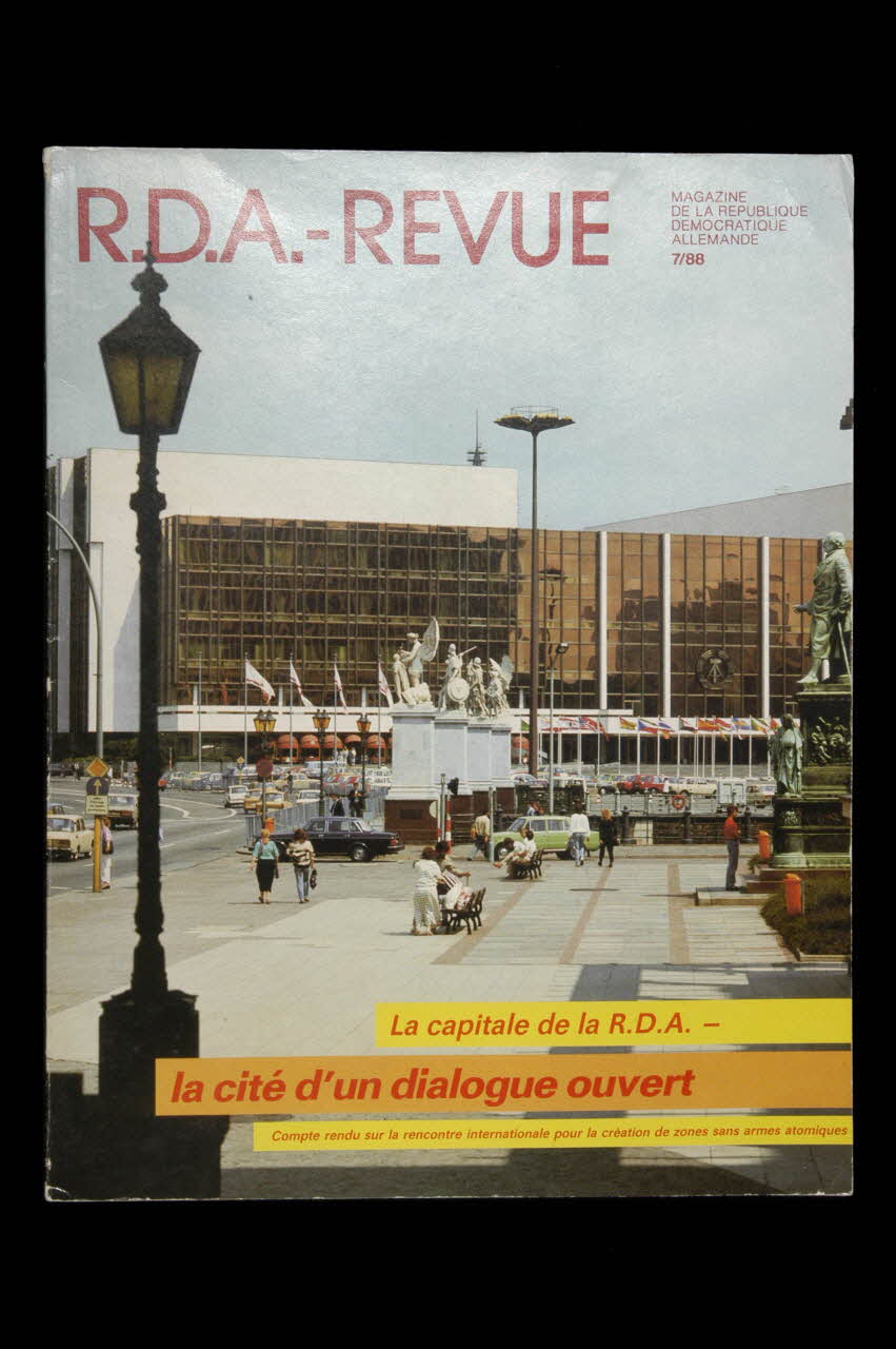 Grafischer Grossbetrieb VöLkerfreundschaft - ; Ligue De La Rda Pour L'amitié Entre Les Peuples magazine Magazine édité en République démocratique allemande ( RDA) en juillet 1988 Saxe, Allemagne 1988/7 2006.101.56 Photo