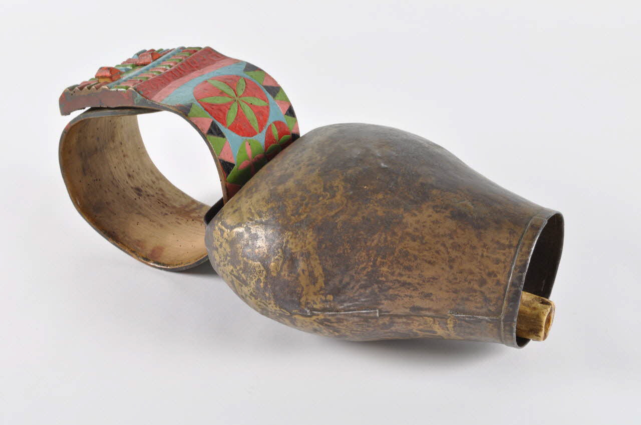 COLLIER ET CLOCHE 1961.154.1.1-3 Photo Mucem