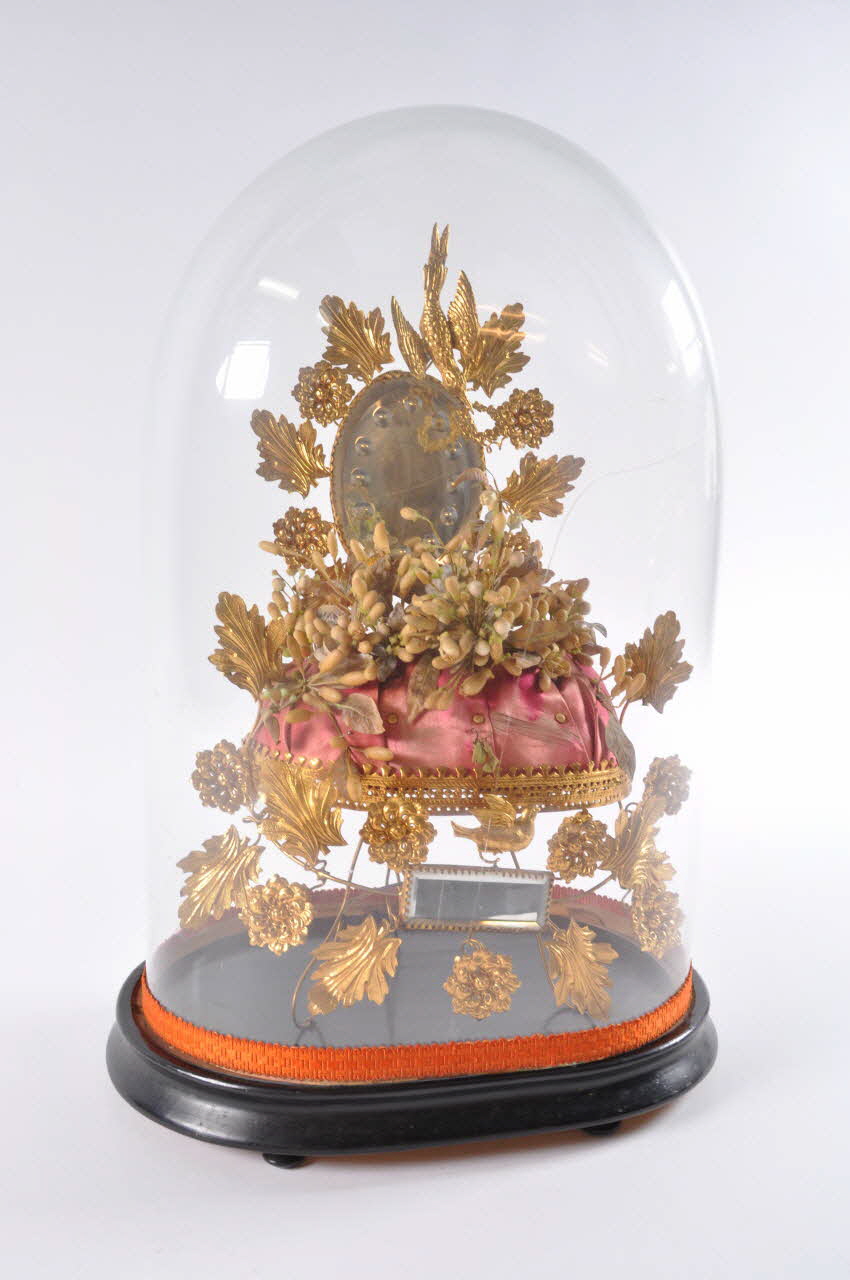 couronne de mariée sous globe 1961.66.26.1-2 Photo Mucem