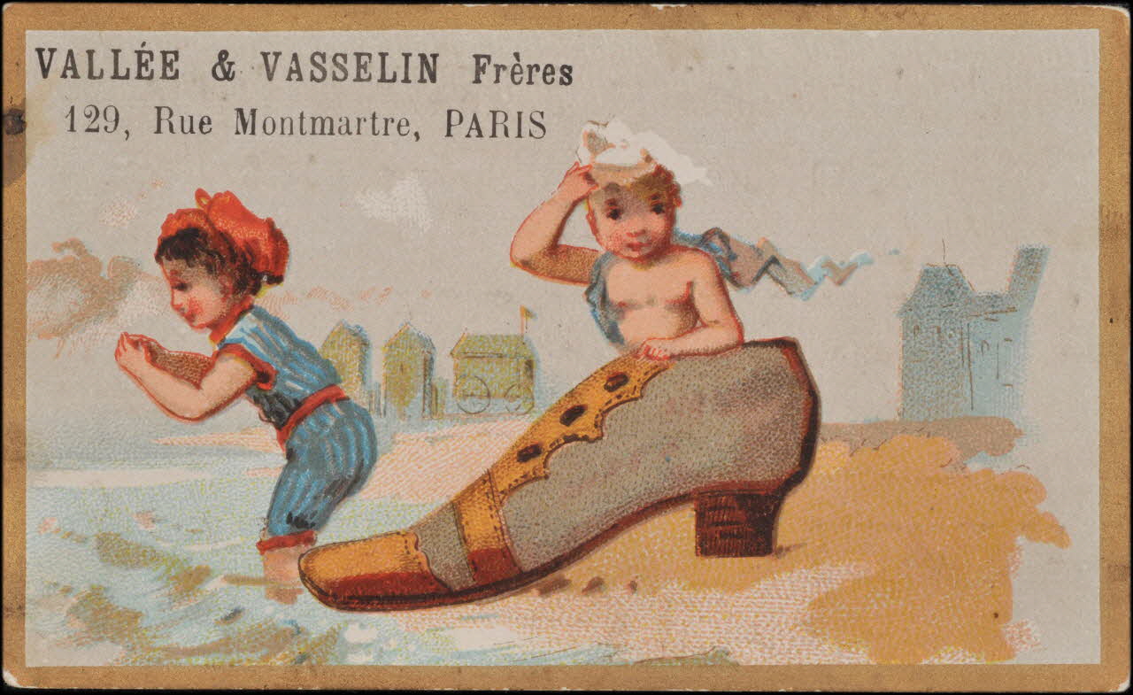 Romanet carte réclame Un garçon dénudé, portant un chapeau se trouve à l'intérieur d'une chaussure géante au bord de la mer, un autre, en tenue de bain, s'apprête à plonger Paris 1877-1907 1998.77.43.1 Photo
