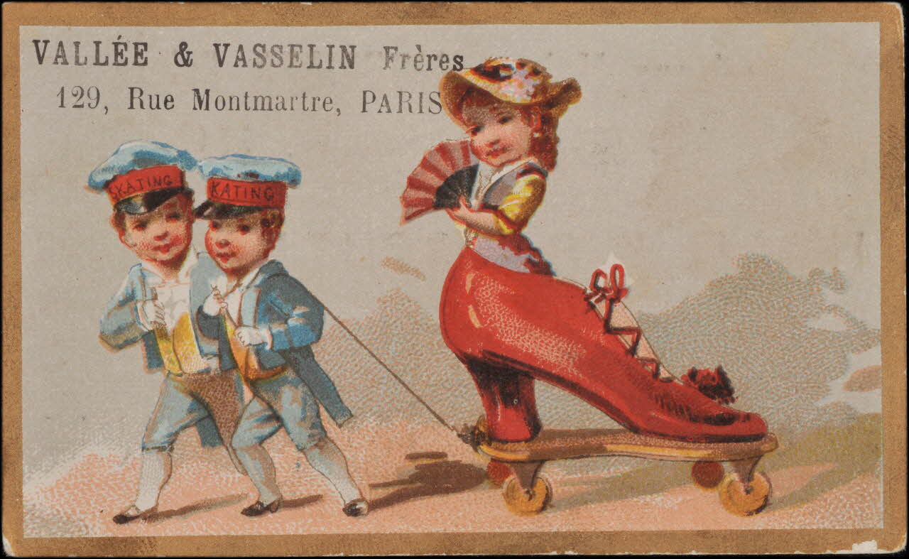 Romanet carte réclame Deux hommes, maîtres d'hôtel, tirent à l'aide d'une corde une chaussure géante à l'intérieur de laquelle une femme se tient debout Paris 1877-1907 1998.77.43.2 Photo