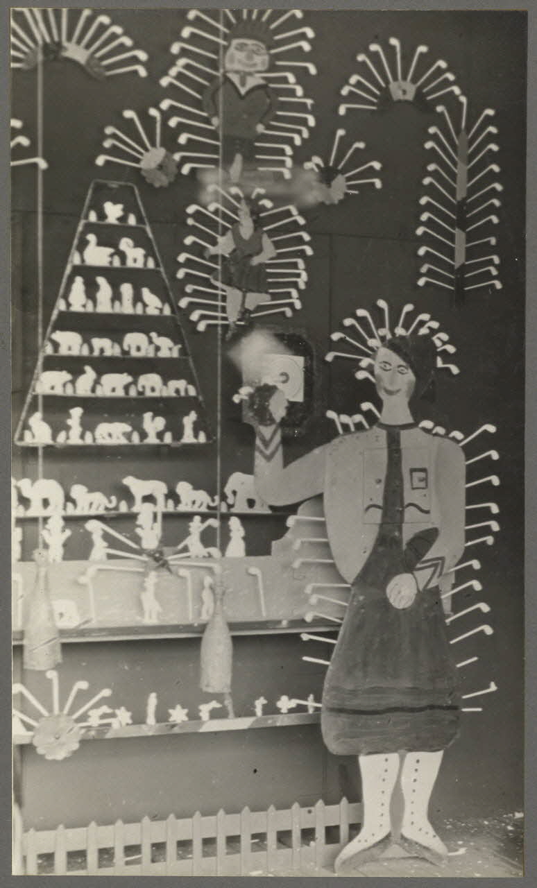 Schaeffner photographie Tir de foire. Silhouettes et pipes en faïence Ile-de-France, France 1936 Ph.1936.1016 Photo