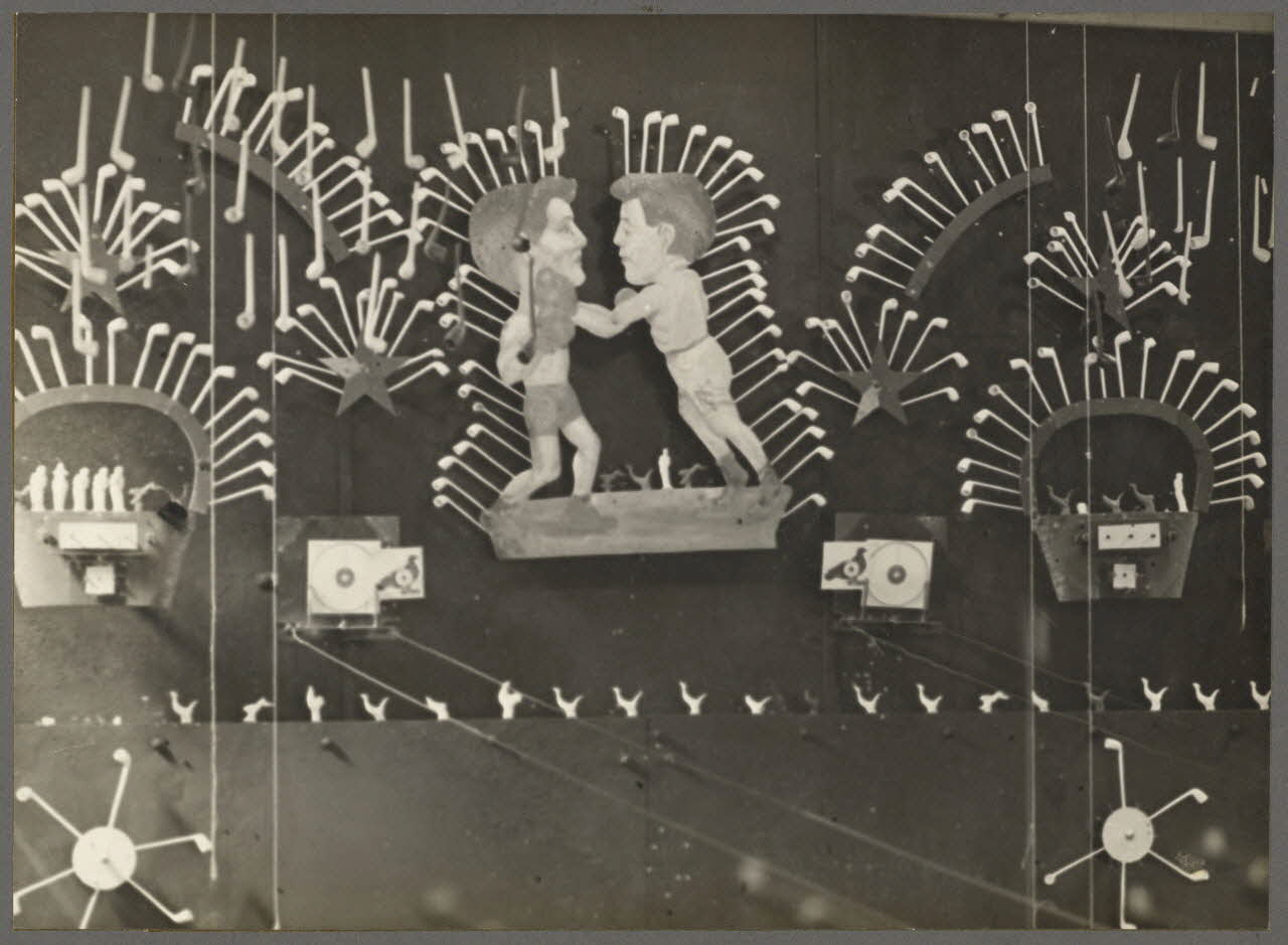 Schaeffner photographie Tir de foire. Silhouettes et pipes en faïence Ile-de-France, France 1936 Ph.1936.1017 Photo