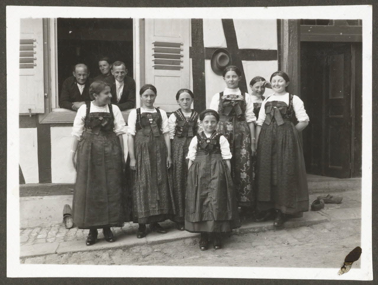 Heiremann photographie Jeunes filles en tenue de dimanche en été Alsace, France 1937 Ph.1937.1334  Photo