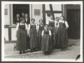 Heiremann photographie Jeunes filles en tenue de dimanche en été Alsace, France 1937 Ph.1937.1334 Photo