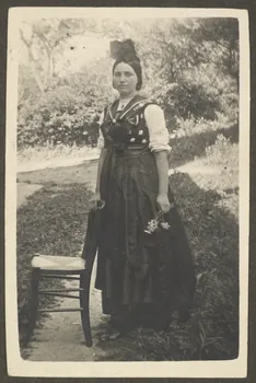 Heiremann photographie Jeune fille en costume de fête avec bonnet Alsace, France 1937 Ph.1937.1335 Photo