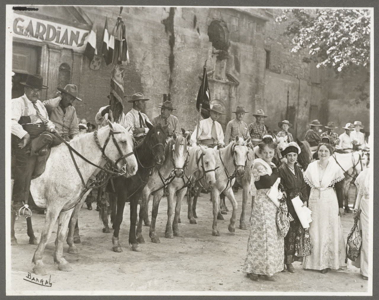 E. Barral photographie Fête de la confrérie des gardians à la saint Georges. Eglise de la Major Provence-Alpes-Côte d'Azur, France 1937 Ph.1937.1359 Photo