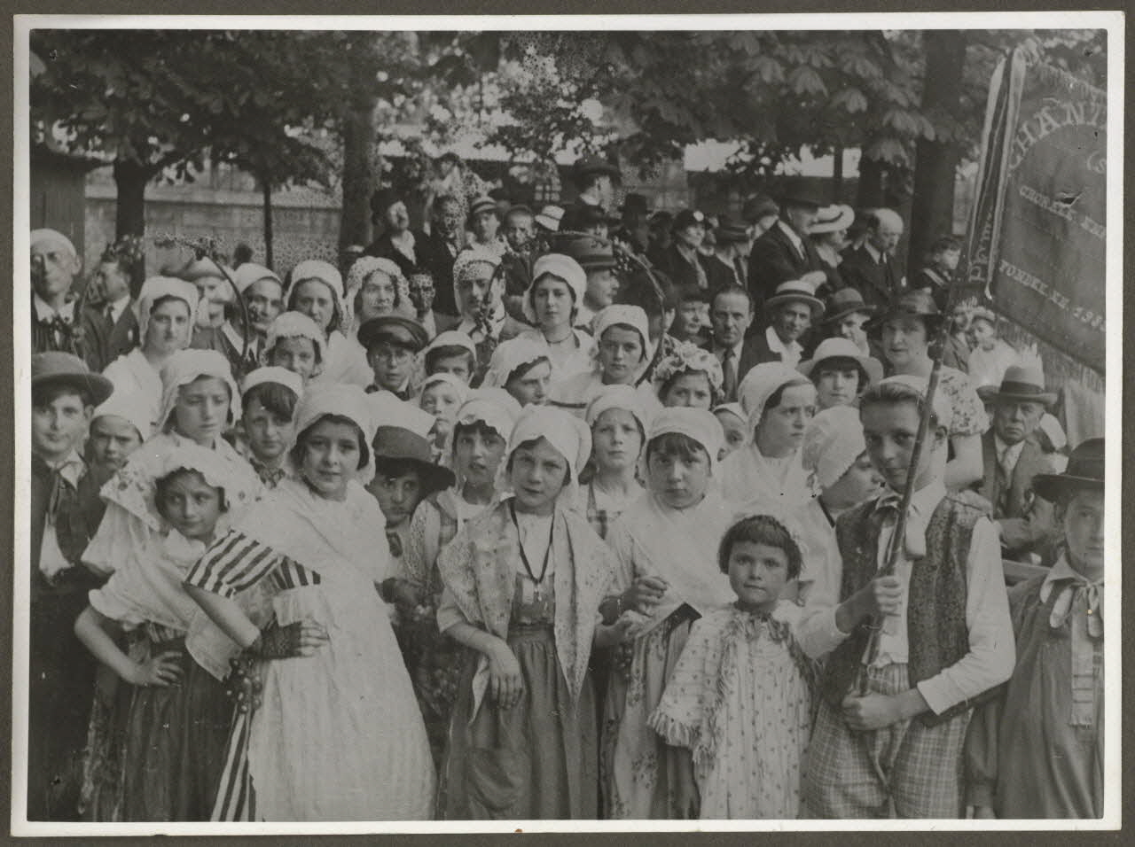 Zoé Noël-Damiette photographie Groupe de petits chanteurs Ile-de-France, France 1937 Ph.1937.1438 Photo