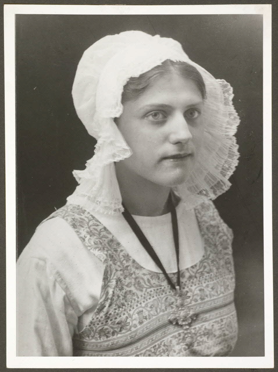 Zoé Noël-Damiette photographie Costume de la Brie Ile-de-France, France 1937 Ph.1937.1439 Photo