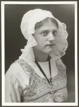 Zoé Noël-Damiette photographie Costume de la Brie Ile-de-France, France 1937 Ph.1937.1439 Photo