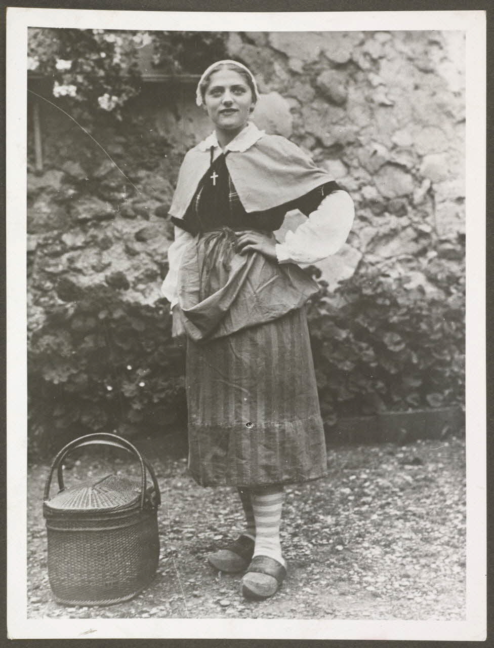 Zoé Noël-Damiette photographie Costume de la Brie Ile-de-France, France 1937 Ph.1937.1440 Photo