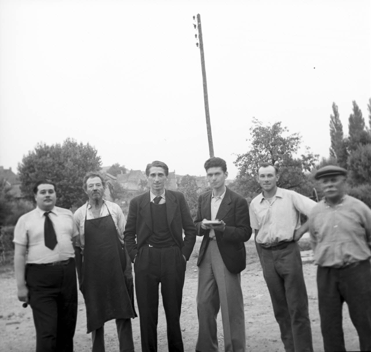 Duchemin photographie Maison de Madame de la Genardière. Les enquêteurs devant la maison [Georges Henri Rivière et Marcel Maget au centre] Bourgogne, France 1938/4/9 Ph.1937.2779 Photo