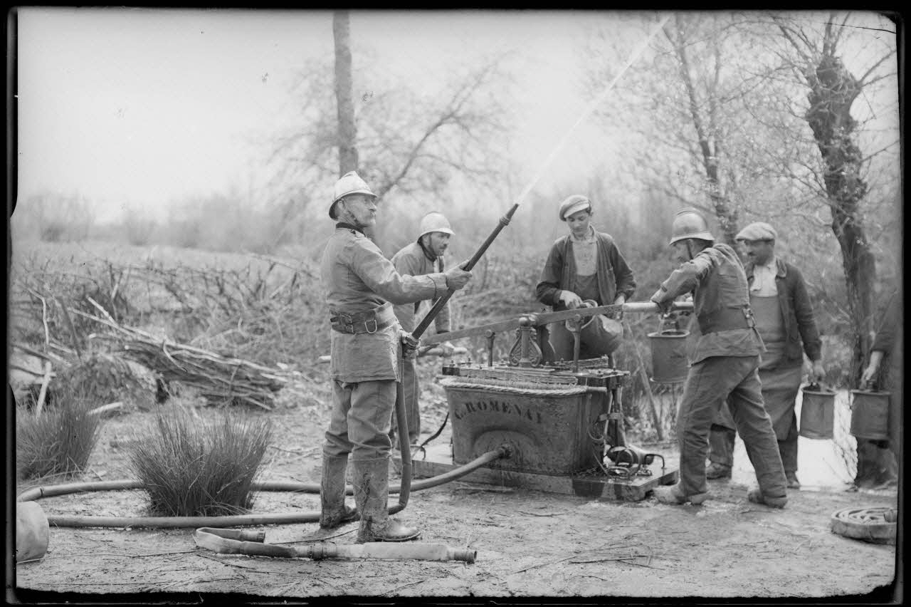 Bonnet photographie MNATP. Enquête à Romenay Bourgogne, France 1937/4/1 Ph.1937.404 Photo