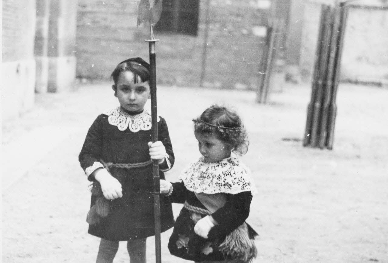 Heinz Lehmann photographie Procession du Vendredi saint. Deux enfants Languedoc-Roussillon, France 1936/4/1 Ph.1937.634 Photo