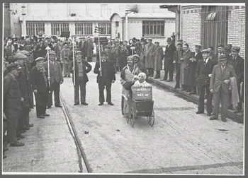 Anonyme photographie La naissance des quarante heures. Récréation pendant l'occupation des ateliers. Grève de juin 1936. Ateliers du métro Ile-de-France, France 1936 Ph.1937.972 Photo (c) Mucem