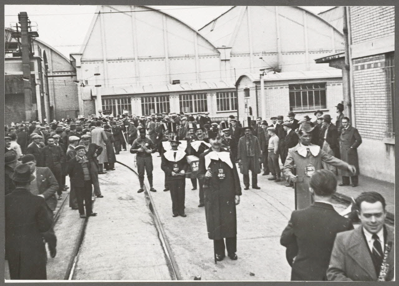 photographie L'enterrement de la semaine de 48 heures pendant la grève de juin 1936 aux ateliers du métro Ile-de-France, France 1936 Ph.1937.973 Photo Mucem / Combarlier