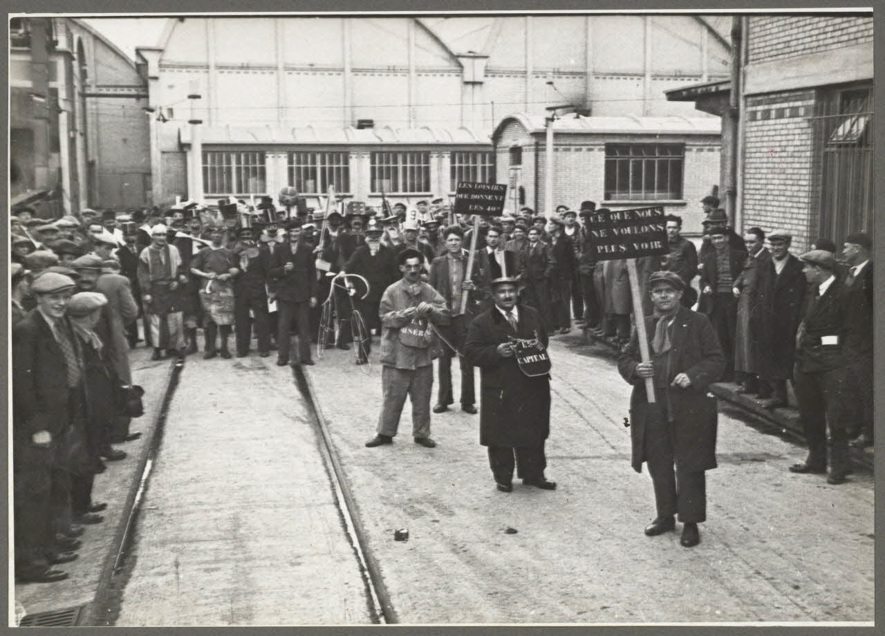 Anonyme photographie Grèves de juin 1936 dans les ateliers de métro. Récréation pendant l'occupation des ateliers Ile-de-France, France 1936 Ph.1937.977 Photo (c) Mucem