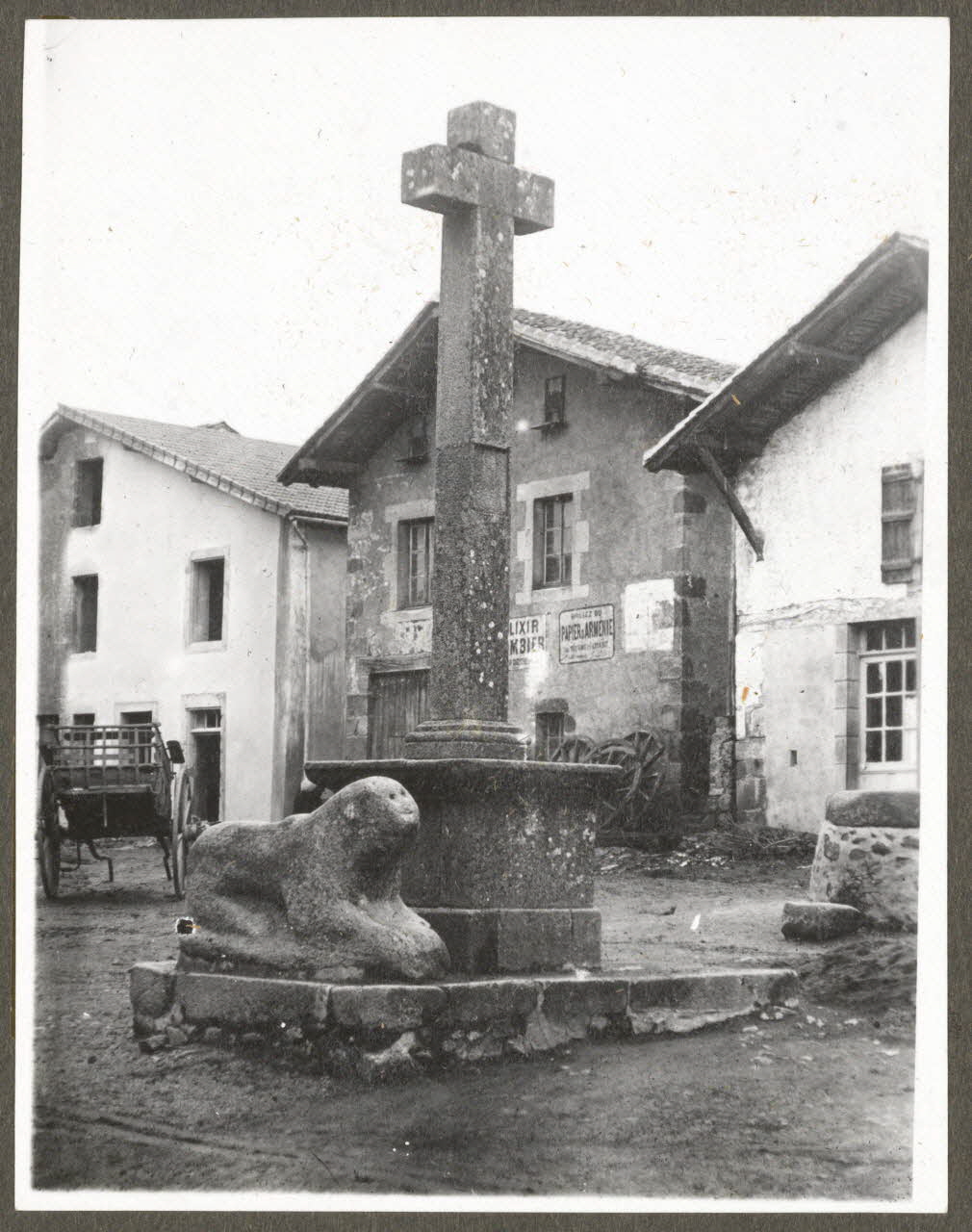 Marc Leproux photographie Le calvaire et le lion auquel se rattachent plusieur légendes Poitou-Charentes, France 1938 Ph.1938.14.356 Photo