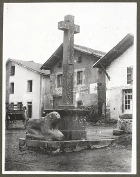 Marc Leproux photographie Le calvaire et le lion auquel se rattachent plusieur légendes Poitou-Charentes, France 1938 Ph.1938.14.356  Photo