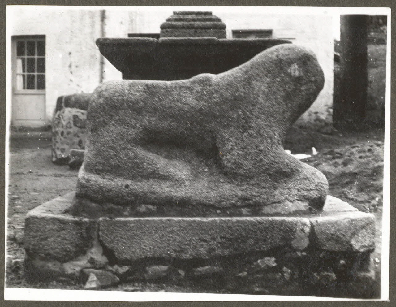Marc Leproux photographie Le lion auquel se rattachent plusieurs légendes Poitou-Charentes, France 1938 Ph.1938.14.358 Photo