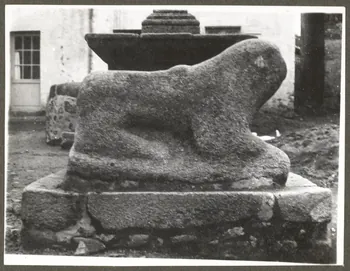 Marc Leproux photographie Le lion auquel se rattachent plusieurs légendes Poitou-Charentes, France 1938 Ph.1938.14.358  Photo