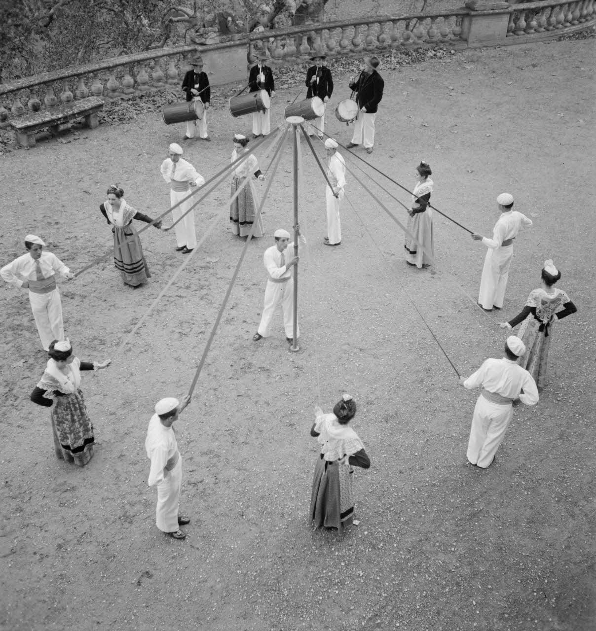 Marcel Maget photographie MNATP. Mission de Marcel Maget et André Varagnac en Provence (novembre 1938) Provence-Alpes-Côte d'Azur, France 1938/11/18 Ph.1939.1.250 Photo