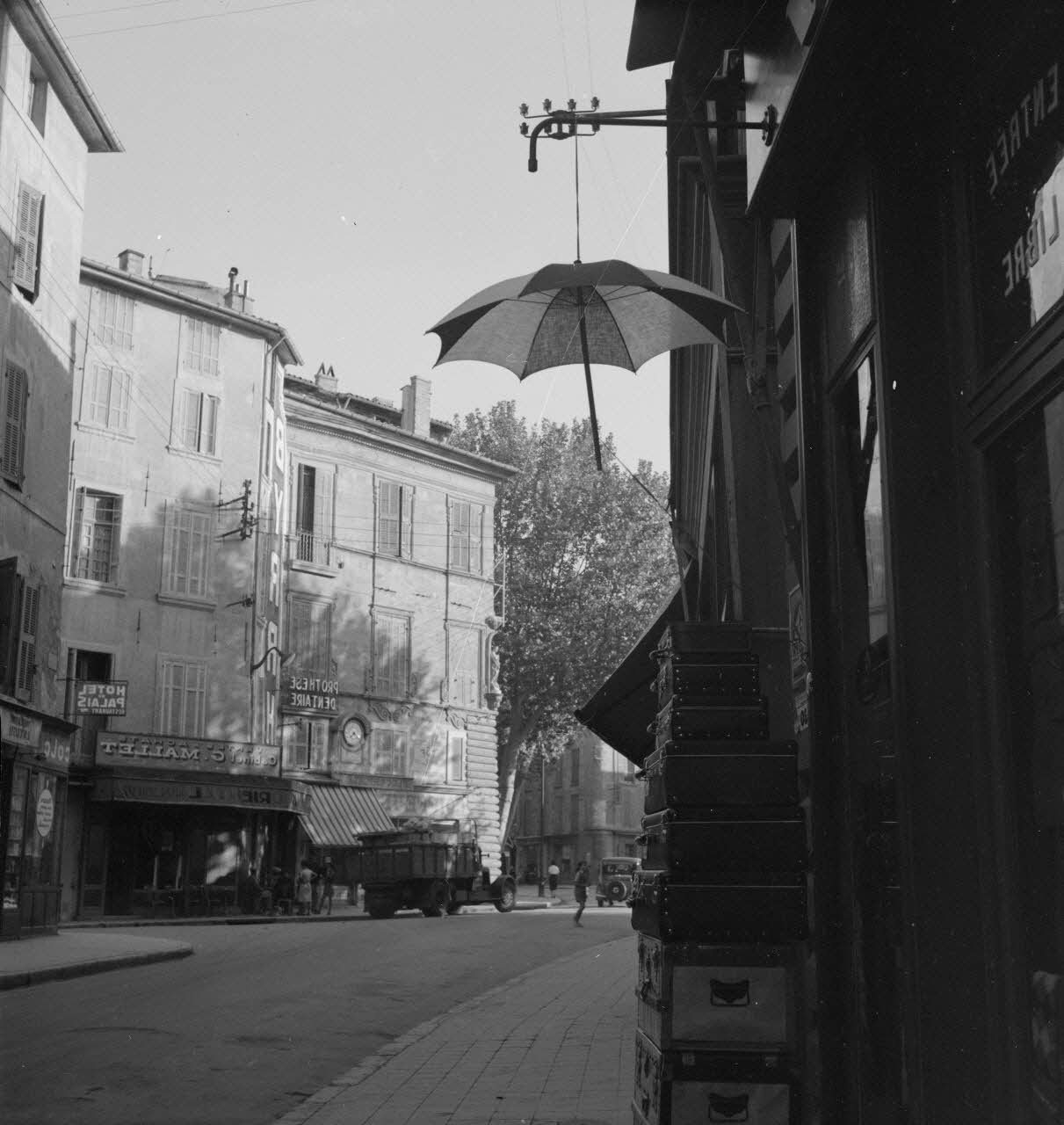 Louis Dumont photographie Enseigne parapluie Provence-Alpes-Côte d'Azur, France 1937/9/1 Ph.1939.26.20 Photo Mucem / Louis Dumont