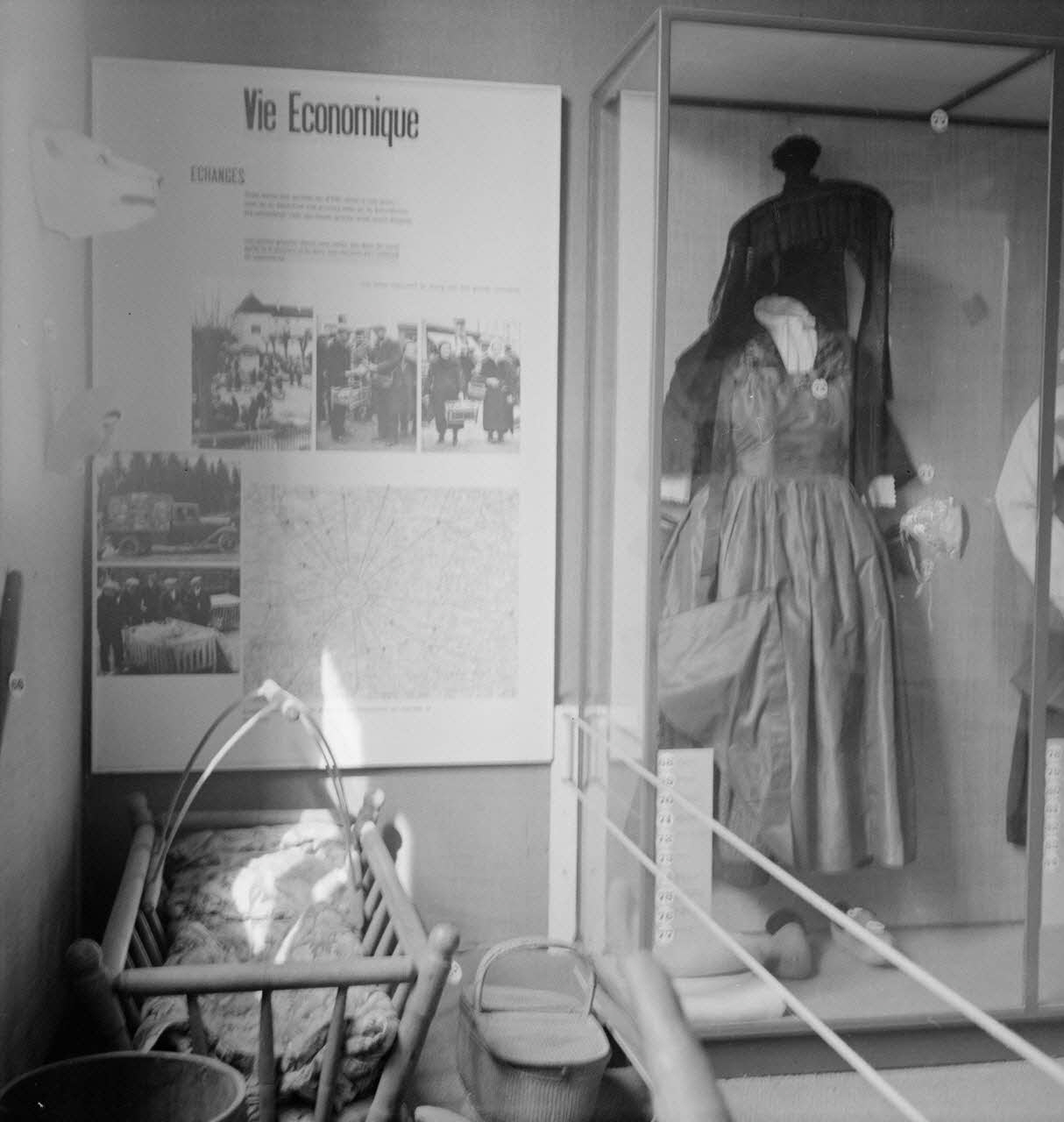 Duchemin photographie MNATP. Exposition. Le musée du terroir de Romenay (juin 1937-septembre 1937) ; Paris : Exposition internationale des arts et techniques (1937) Ile-de-France, France 1937 Ph.1939.32.7 Photo