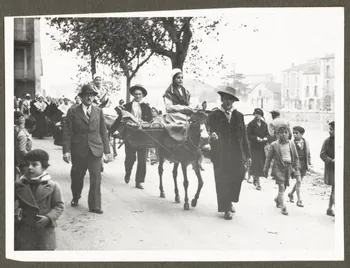 Anonyme photographie Marchande de poisson. Costume et bonnet encore portés par les Agathoises Languedoc-Roussillon, France 1938/7/14 Ph.1939.39.1 Photo