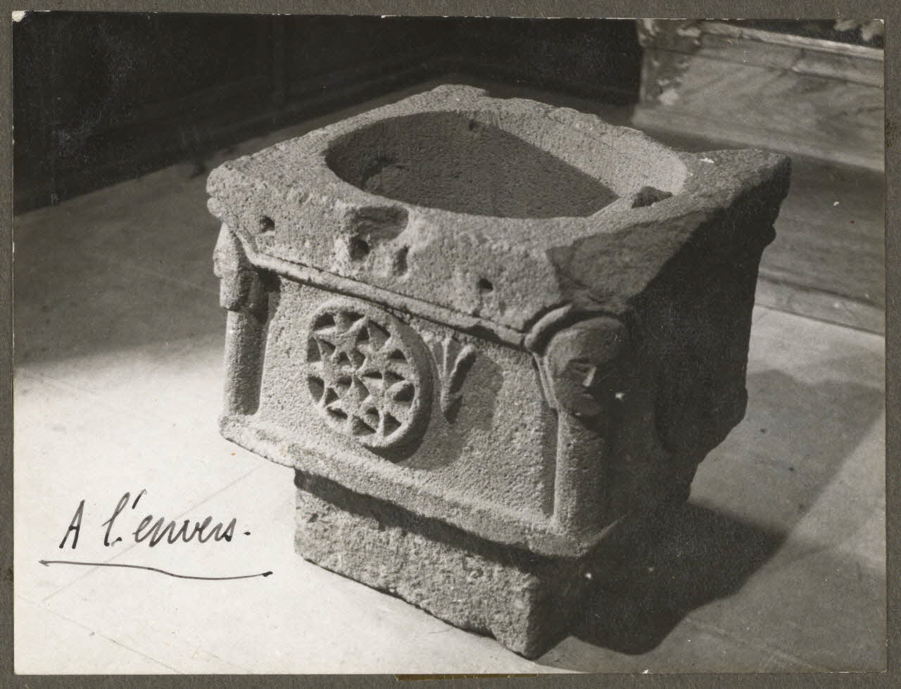 Anonyme photographie Cuve trouvée au pied de la tour, lors des travaux de reconstruction de l'église vers 1900 Auvergne, France 1938/10/1 Ph.1939.41.9 Photo