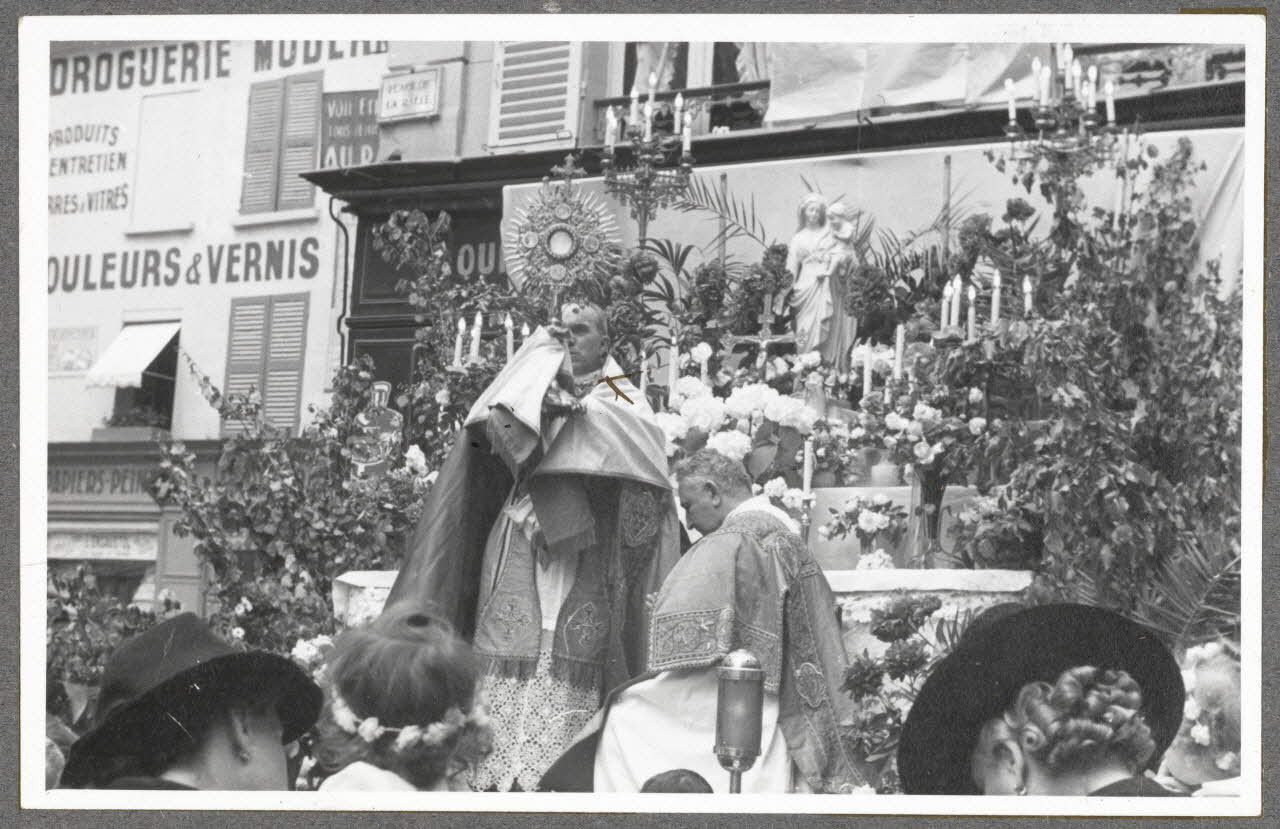 Henri Monnet photographie Procession de la Fête-Dieu. Reposoir pendant la bénédiction du Saint-Sacrement Picardie, France 1939/6/2 Ph.1940.14.14 Photo