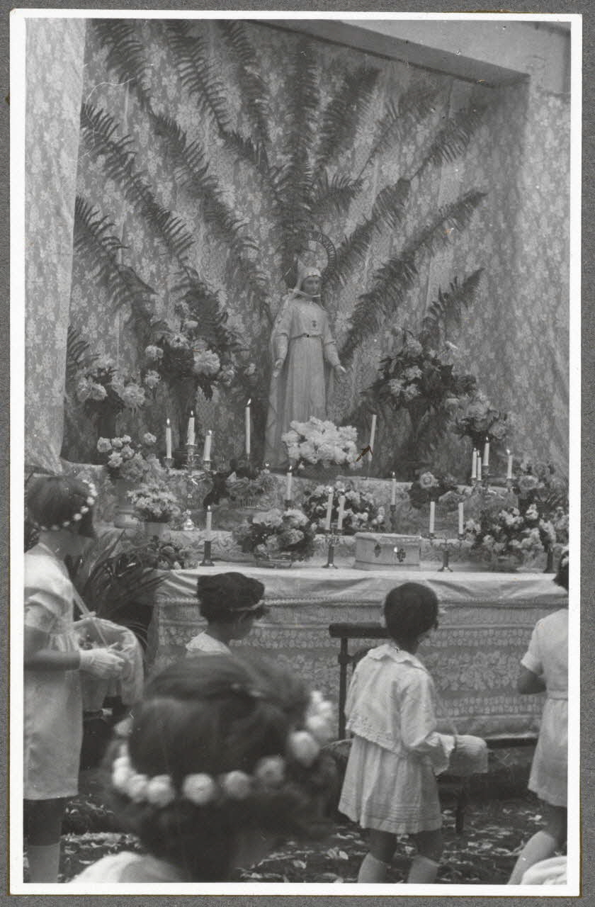 Henri Monnet photographie Procession de la Fête-Dieu. Reposoir Picardie, France 1939/6/2 Ph.1940.14.21 Photo