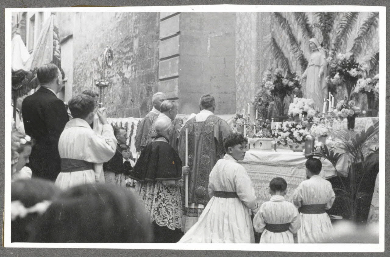 Henri Monnet photographie Procession de la Fête-Dieu. Reposoir Picardie, France 1939/6/2 Ph.1940.14.22 Photo