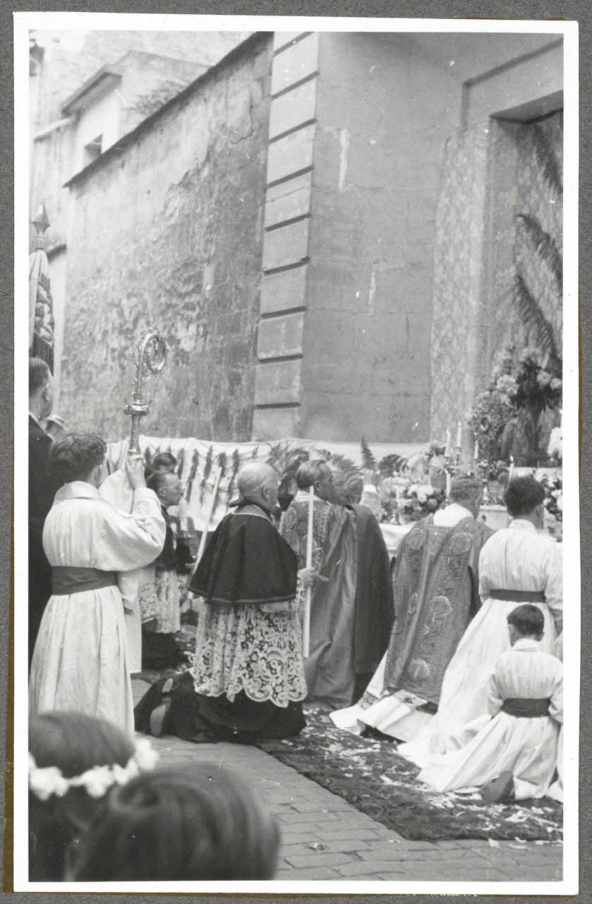 Henri Monnet photographie Procession de la Fête-Dieu. Reposoir Picardie, France 1939/6/2 Ph.1940.14.23 Photo