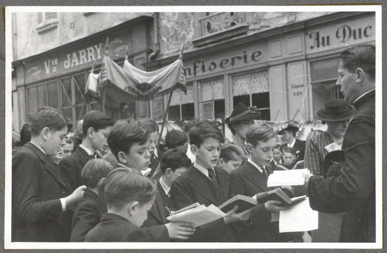 Henri Monnet photographie Procession de la Fête-Dieu. Maîtrise de garçons Picardie, France 1939/6/2 Ph.1940.14.28 Photo