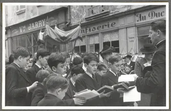 Henri Monnet photographie Procession de la Fête-Dieu. Maîtrise de garçons Picardie, France 1939/6/2 Ph.1940.14.28 Photo