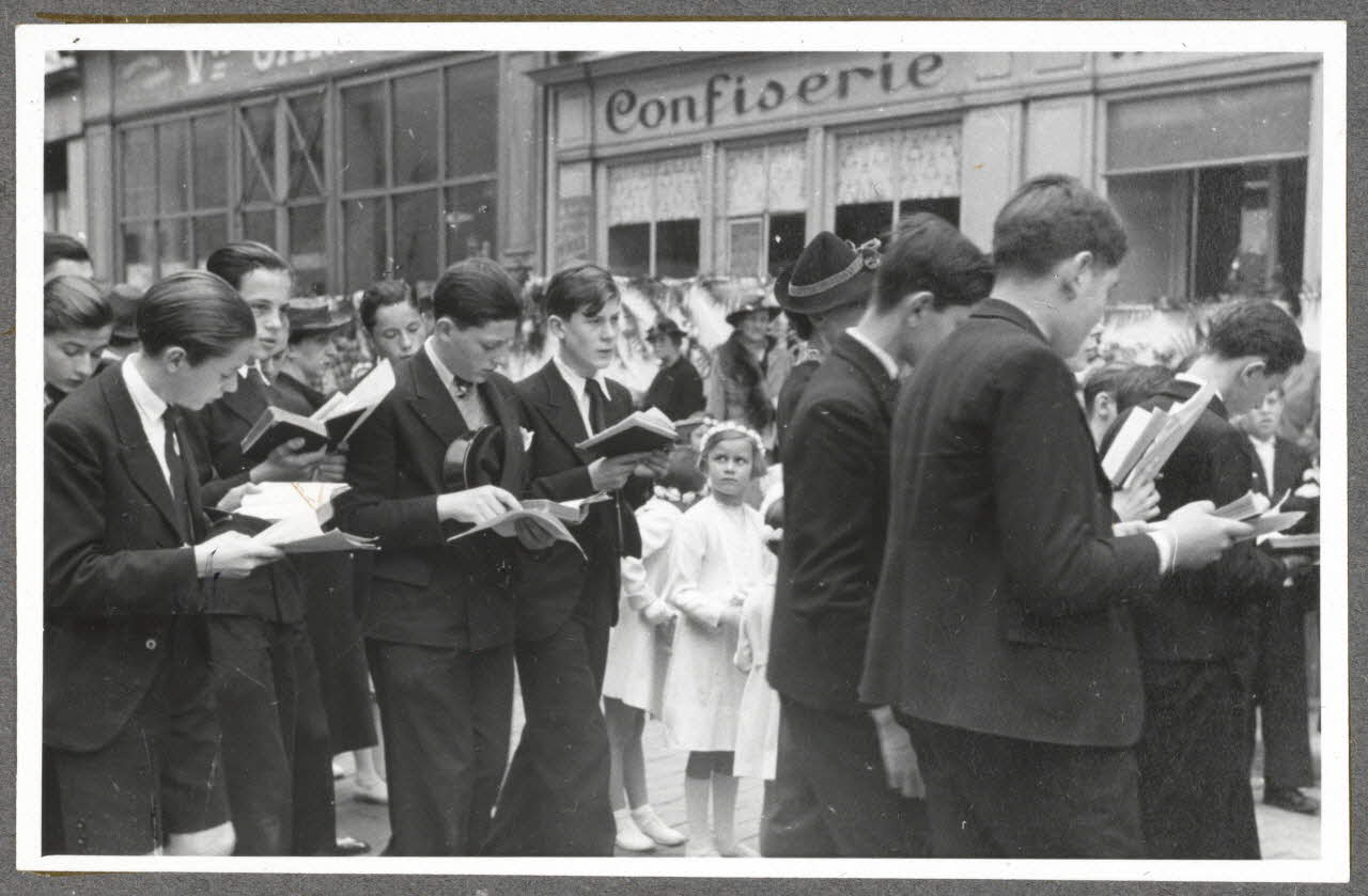 Henri Monnet photographie Procession de la Fête-Dieu. Maîtrise de garçons Picardie, France 1939/6/2 Ph.1940.14.29 Photo