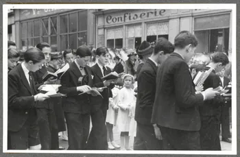 Henri Monnet photographie Procession de la Fête-Dieu. Maîtrise de garçons Picardie, France 1939/6/2 Ph.1940.14.29 Photo