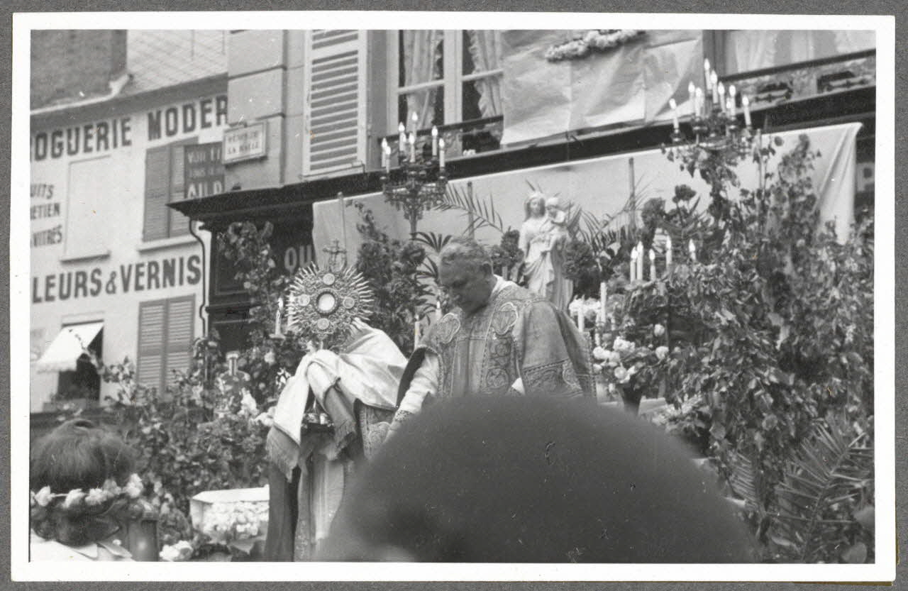 Henri Monnet photographie Procession de la Fête-Dieu. Reposoir pendant la bénédiction du Saint-Sacrement Picardie, France 1939/6/2 Ph.1940.14.30 Photo