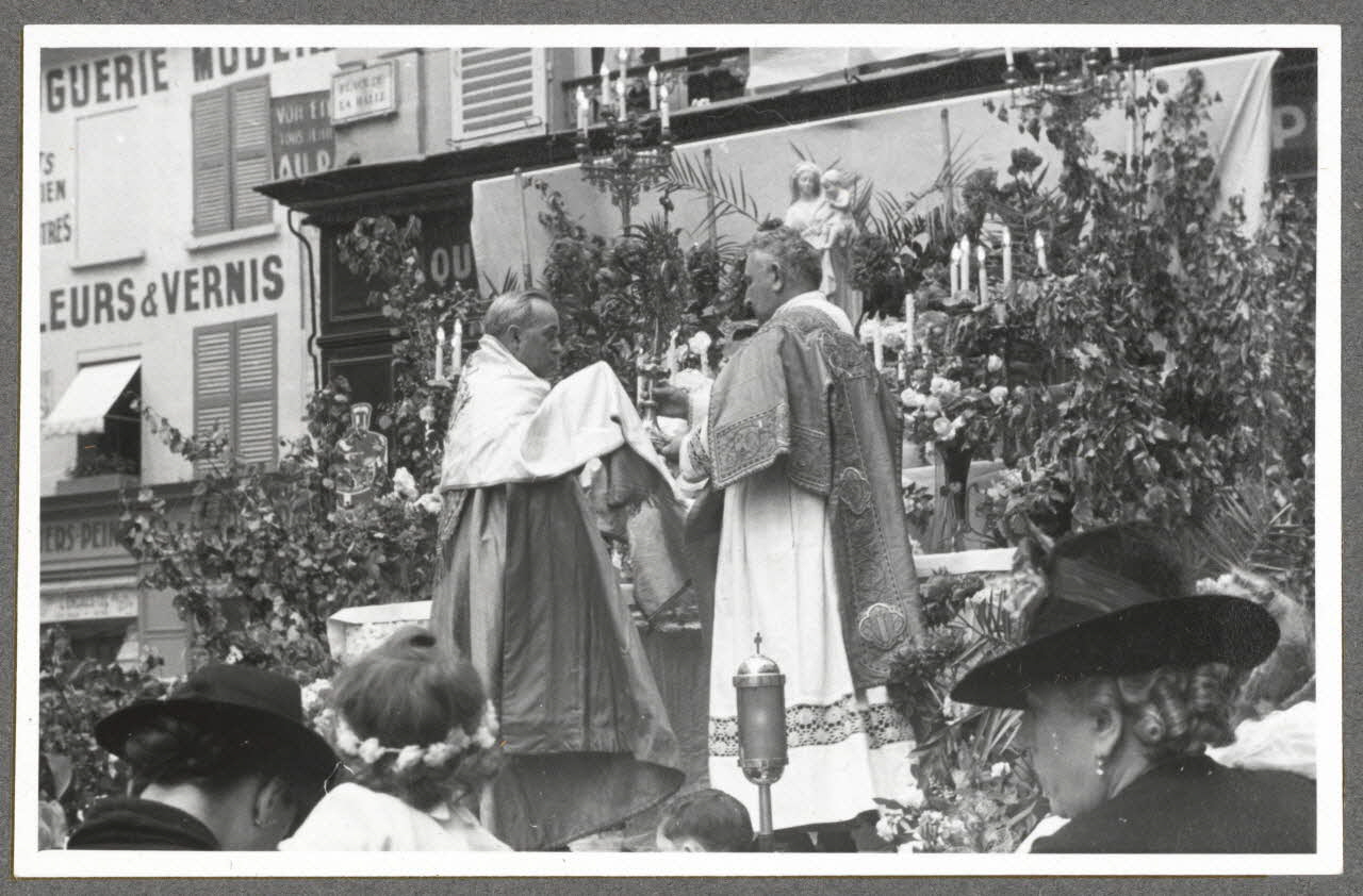 Henri Monnet photographie Procession de la Fête-Dieu. Reposoir pendant la bénédiction du Saint-Sacrement Picardie, France 1939/6/2 Ph.1940.14.31 Photo