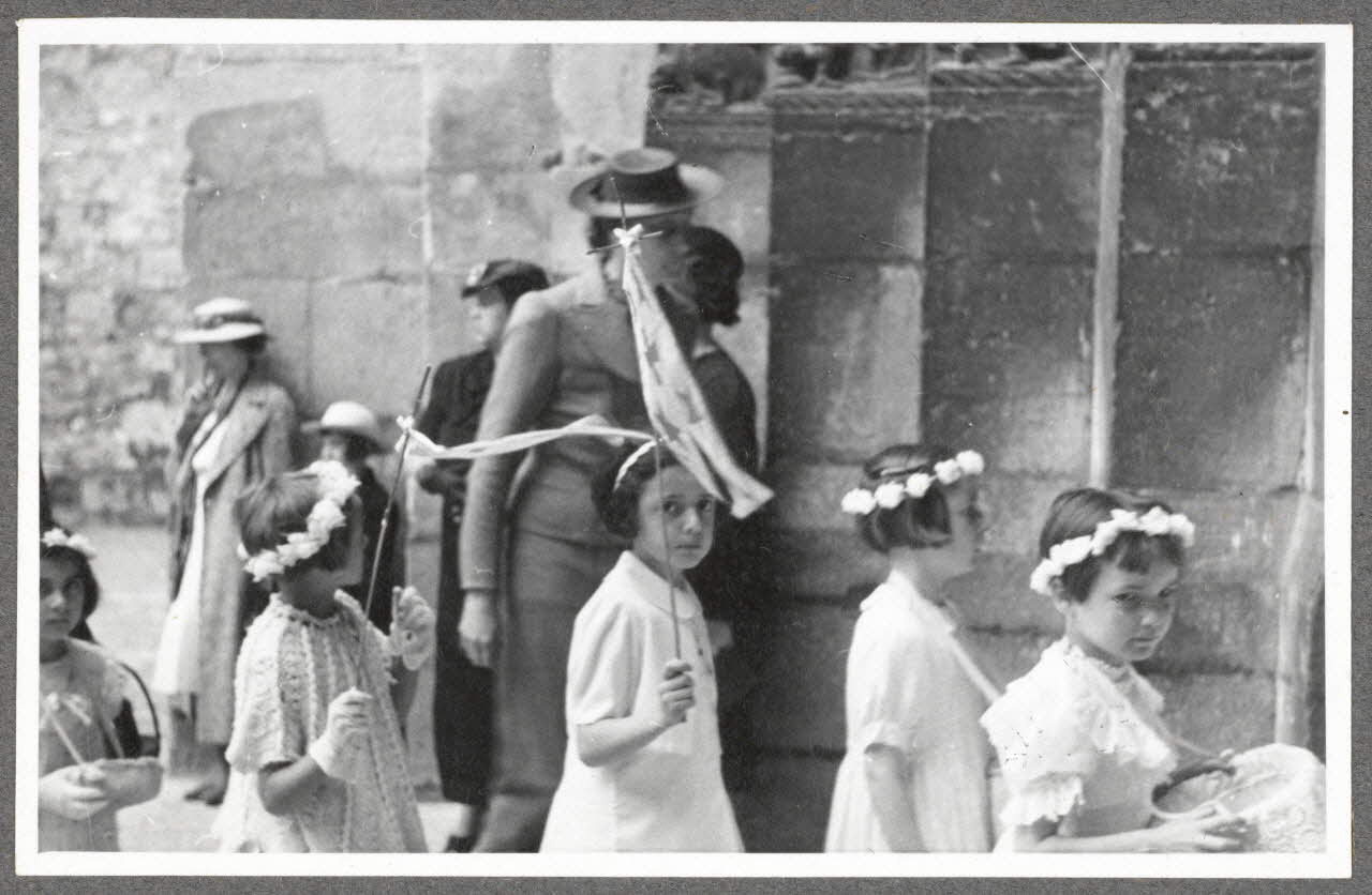 Henri Monnet photographie Procession de la Fête-Dieu. Fillettes avec bannières Picardie, France 1939/6/2 Ph.1940.14.35 Photo