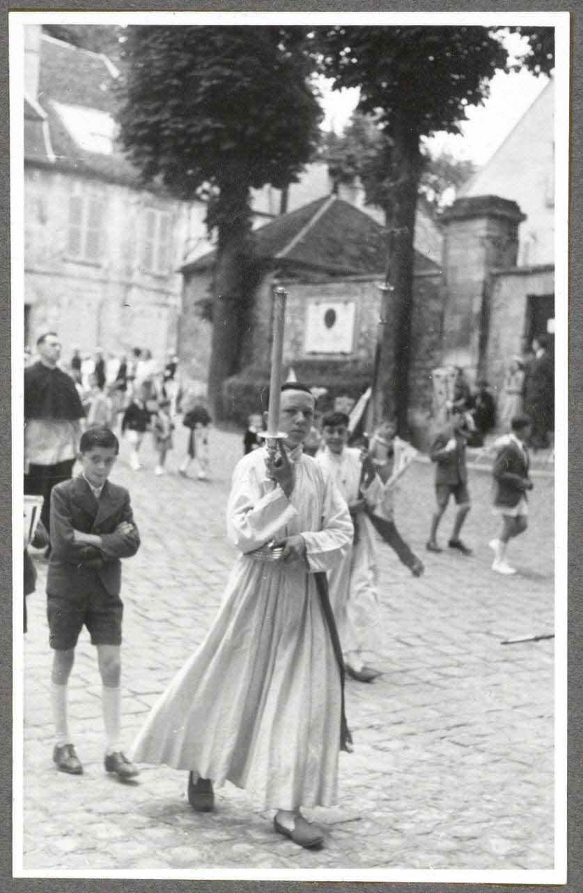 Henri Monnet photographie Procession de la Fête-Dieu. Enfants de chœur Picardie, France 1939/6/2 Ph.1940.14.36 Photo