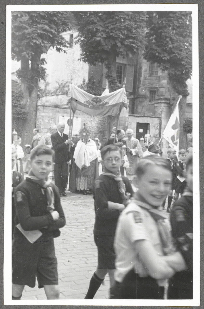 Henri Monnet photographie Procession de la Fête-Dieu. Dais, scouts Picardie, France 1939/6/2 Ph.1940.14.37 Photo