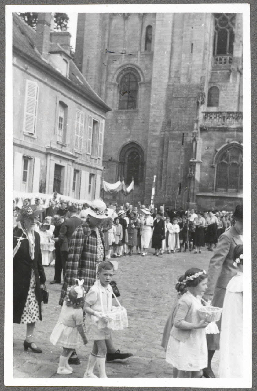 Henri Monnet photographie Procession de la Fête-Dieu. Devant la cathédrale Picardie, France 1939/6/2 Ph.1940.14.38 Photo