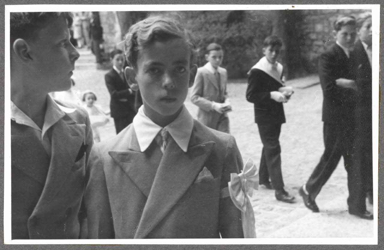 Henri Monnet photographie Procession de la Fête-Dieu. Garçons avec nœuds de première communion Picardie, France 1939/6/2 Ph.1940.14.39 Photo